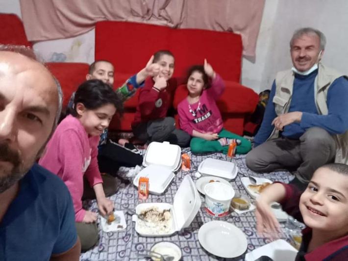 We met at the same table for iftar with a family of five children in Kayseri.