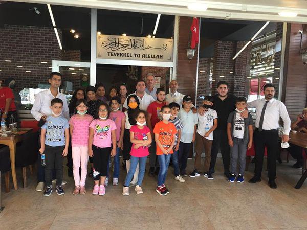 Ahmet, the owner of the operator Ciğerci Bahri in Kayseri, hosted our summer course students in her business and offered our students a meal.